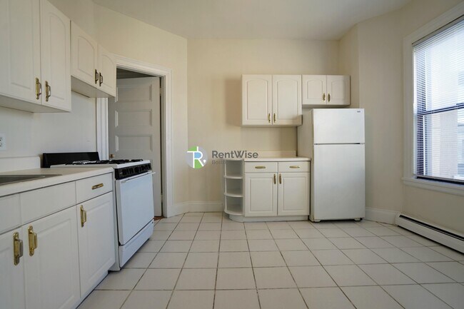 Building Photo - 72 Gardner St