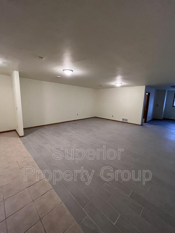 Building Photo - 150 S River St