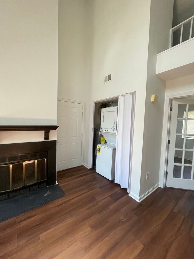 Building Photo - TOP FLOOR CONDO WITH ONE BEDROOM, DEN WITH...