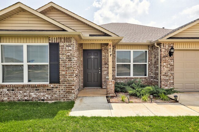 Building Photo - Charming 4-Bedroom Home on a Corner Lot in...