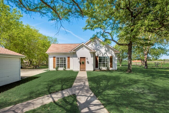 Building Photo - A must see country living home in McKinney...