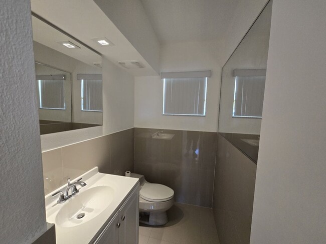 Foto del edificio - 2-Bed, 2-Bath Miami Condo in HOA Community – Pool, Laundry On-Site