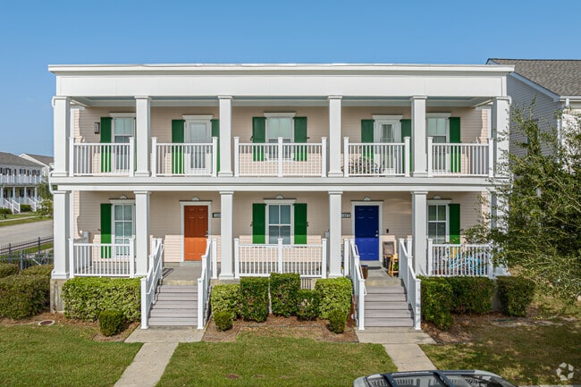 Sidewalk and front yard - Marrero Commons Apartments