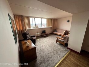 Building Photo - 220 Linden St