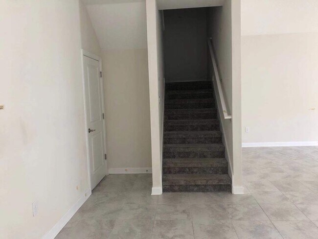 Building Photo - 3 Beds 2/1 Baths Townhouse for Rent in Sto...