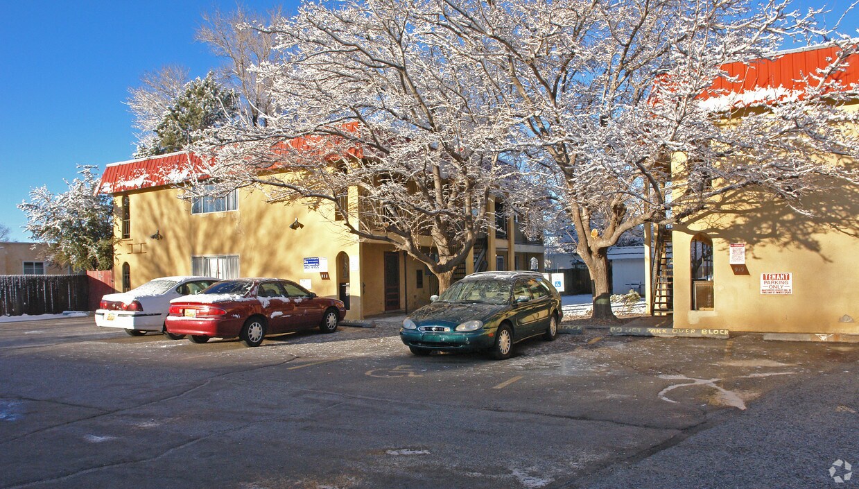 Building Photo - 919-923 Alvarado Dr SE