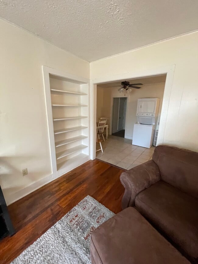 Building Photo - 1315 China St