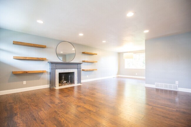 Foto del edificio - South Salem 4 Bedroom 2 Bath Home Available Mid June !!!