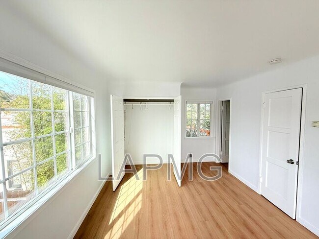 Foto del edificio - 230-232 Rennie Avenue