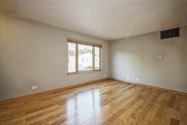 Building Photo - 1373 Quaker Ln