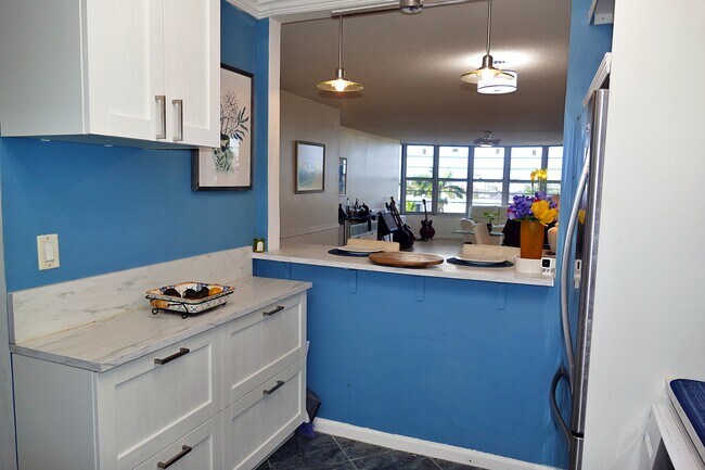 kitchen bar - 3051 NE 48th St