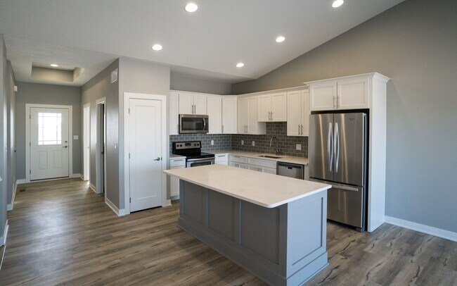 Building Photo - Beautiful 4 Bedroom Home! 3 Car Garage!