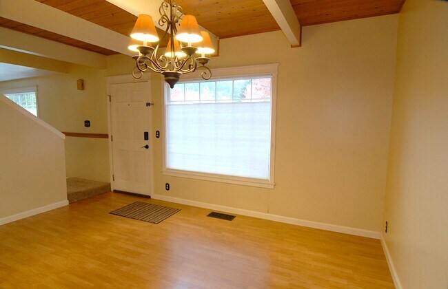 Building Photo - Nice home close to schools, shopping, and ...