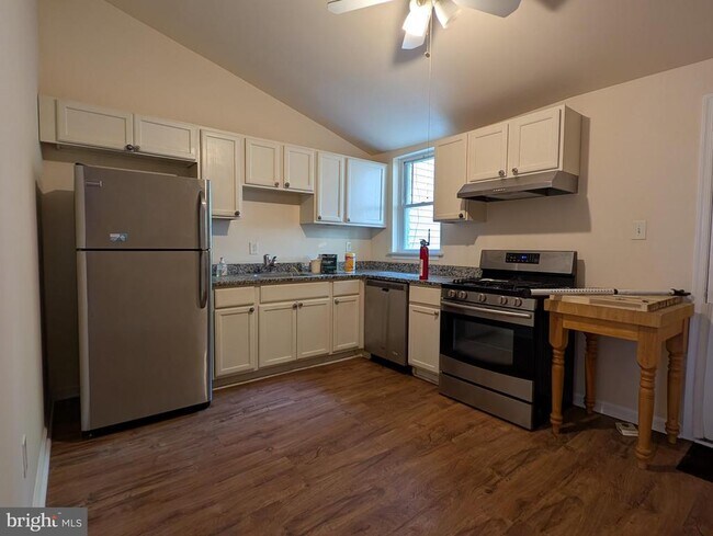 Building Photo - 2546 Tulip St