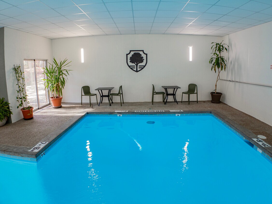 Piscina cubierta, ¡disfrútala todo el año! - Parkview Apartments