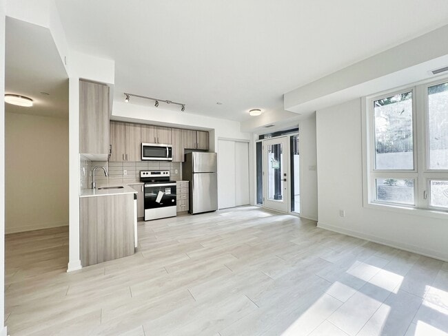 Building Photo - 4045-4045 Hickory Dr