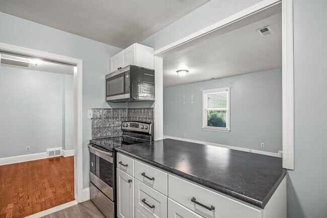 Building Photo - 5038 Pinewood Dr