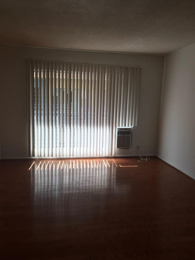 Building Photo - 5460 Sierra Vista Ave