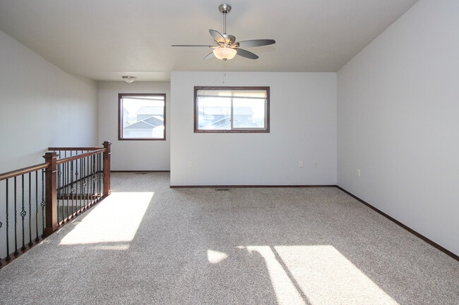 Building Photo - 320 Vernon Dr