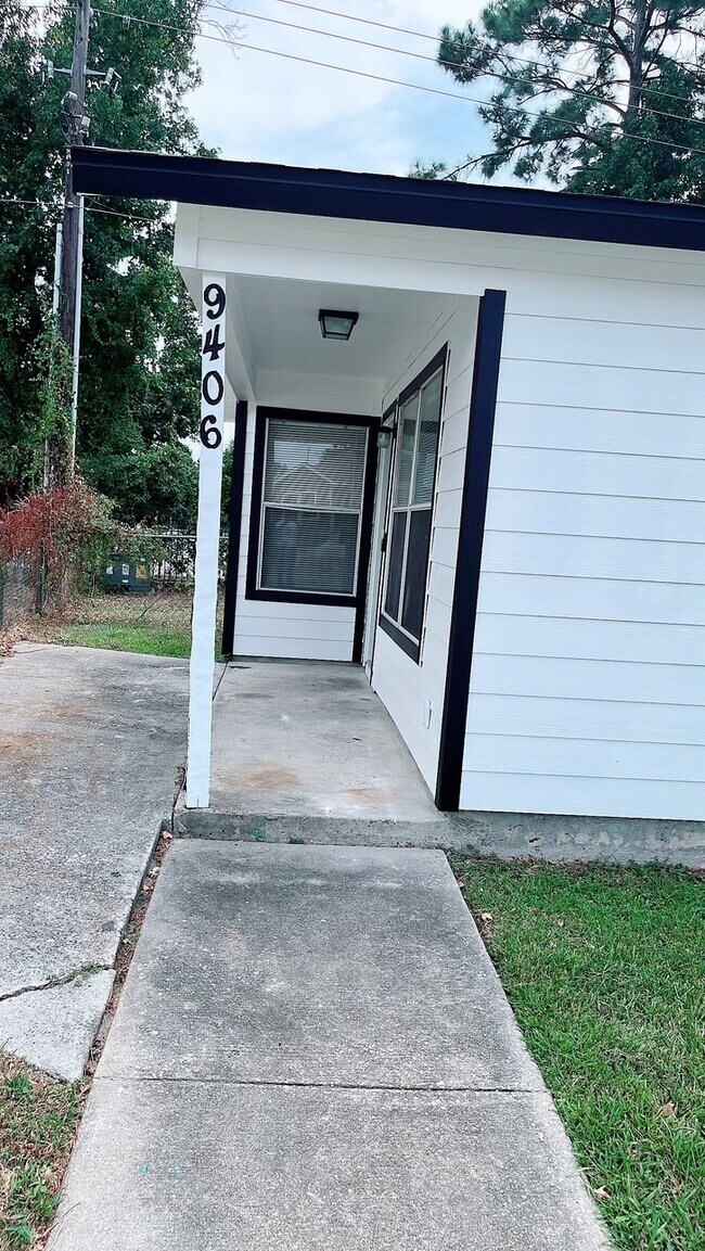 Building Photo - 9406 Alcala