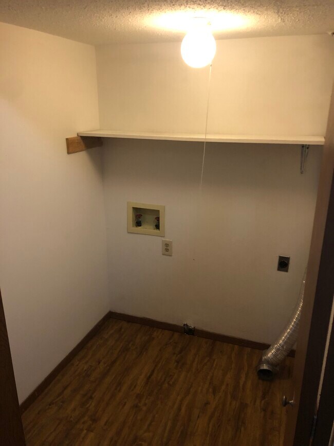 Building Photo - 414 N Hesperia St
