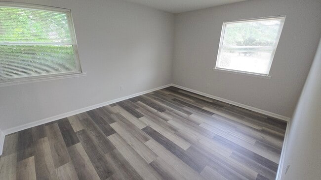 Building Photo - Elmtree Apartments