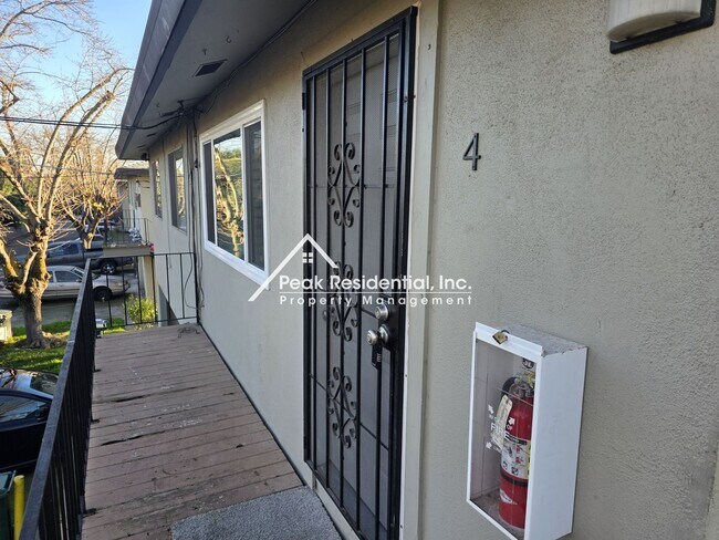 Foto del edificio - Updated 2bd/1ba Foothill Farms Condo with Carport