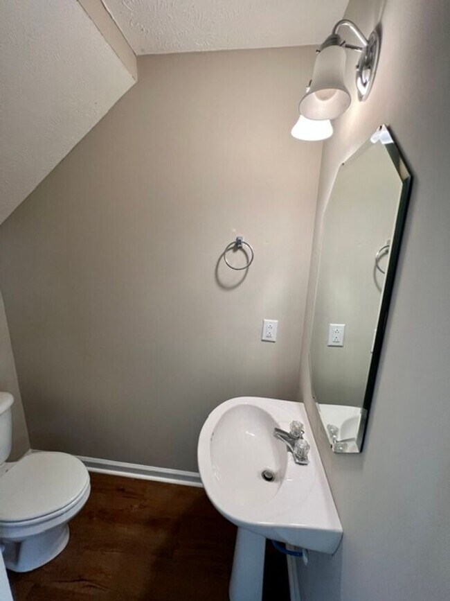 Building Photo - 2 br, 2.5 bath House - 417 Shoshone Place