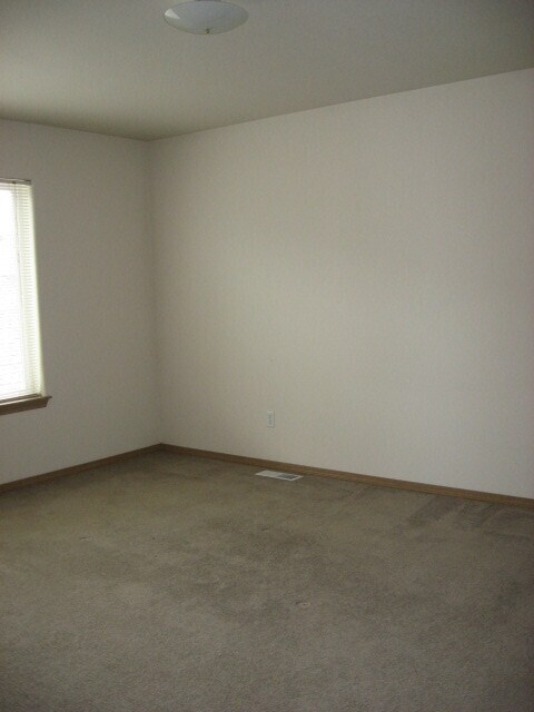 Building Photo - Spacious house in a nice, quiet neighborho...