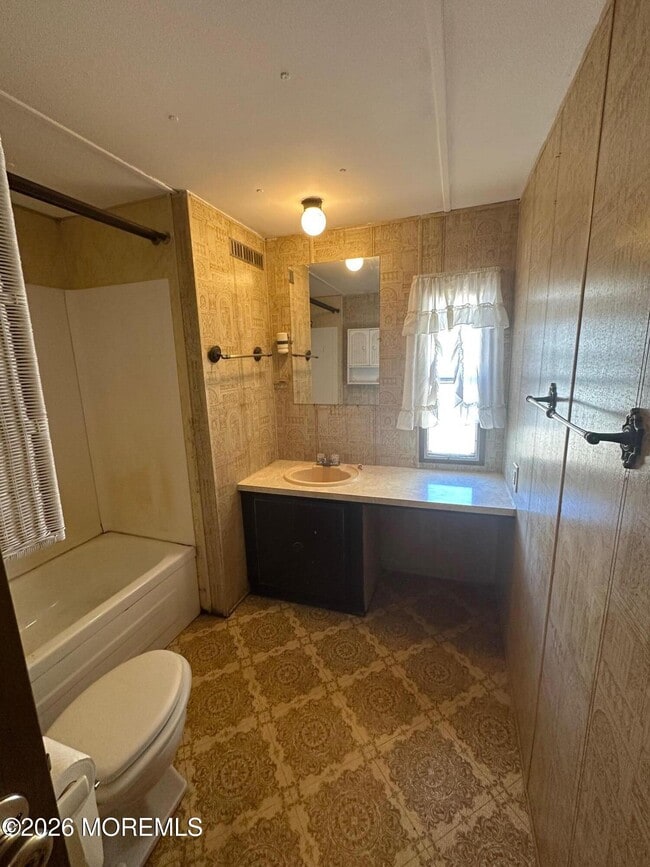 Building Photo - 20 Maplewood Dr