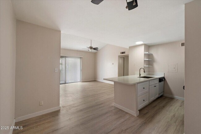 Foto del edificio - 8055 E Thomas Rd