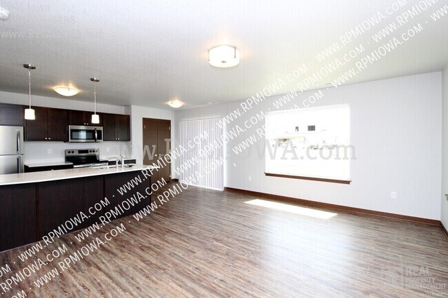 Building Photo - GREAT LOCATION!! 3 Bedroom, 2.5 Bath Townh...
