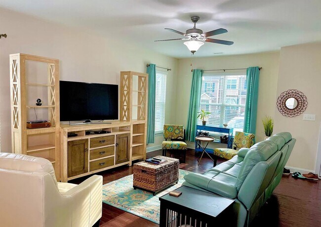 Foto del edificio - 3 bed, 2 1/2 End Unit Townhome with Open F...