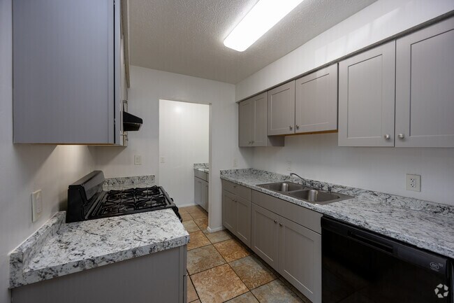 1 habitación, 1 baño - 950 pies cuadrados - Cocina - Peppertree Apartments