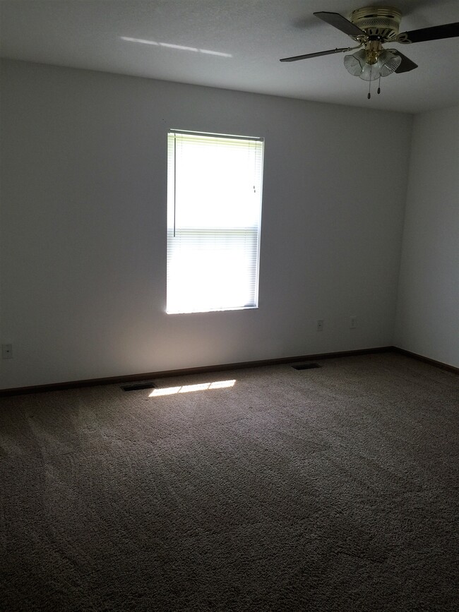 Building Photo - 13032 Valley Dr S