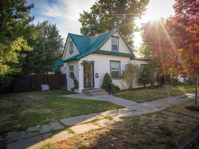 Building Photo - WINTER SPECIAL!!!! Beautiful 3 bedroom home in the Garden District of CDA