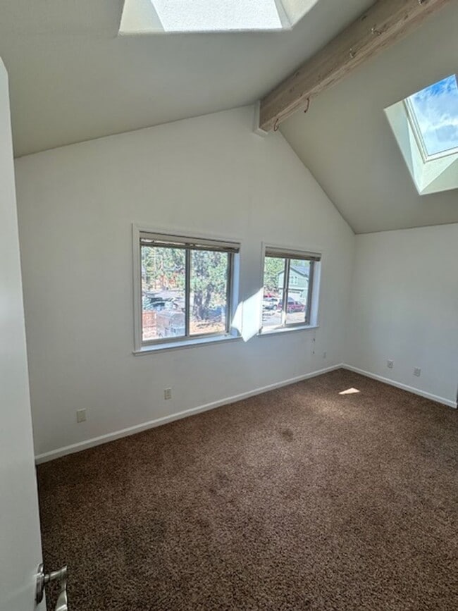 Building Photo - Super cute upstairs apartment available no...