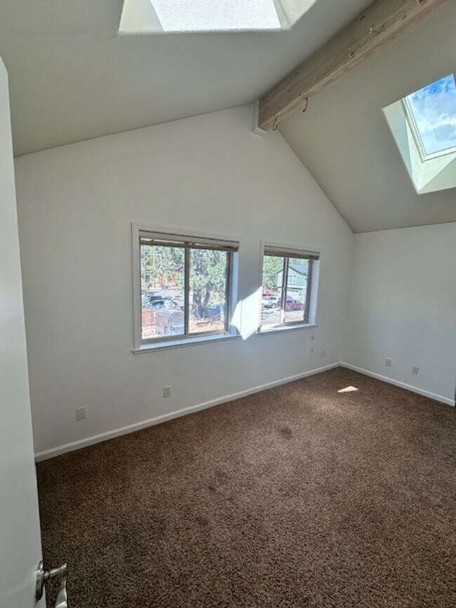 Foto del edificio - Super cute upstairs apartment available soon for viewing and renting!! Call me today to view and ...