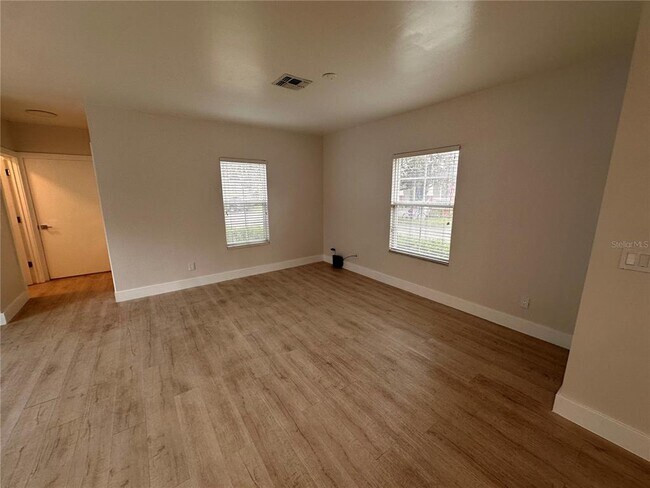 Building Photo - 900 Pawstand Rd