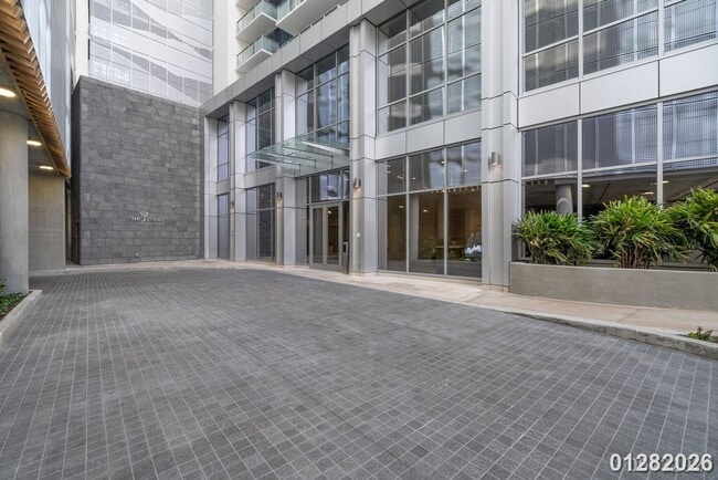 Foto del edificio - $3555.00| 1BD/1BA/1PKG Condominium in The Park Ke'eaumoku Liona Tower