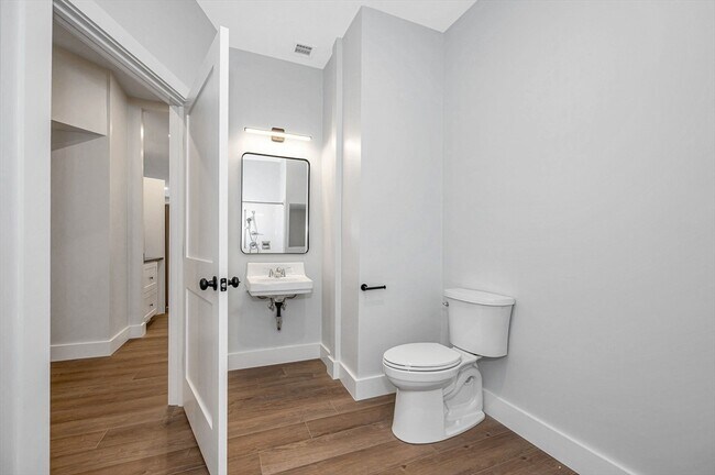 Foto del edificio - 241 W 6th St