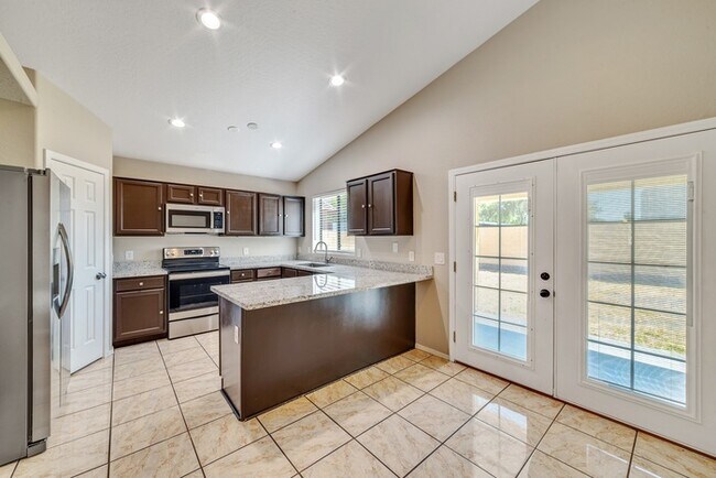 Foto del edificio - NOW AVAILABLE! - 5931 N 68th Ave, Glendale...