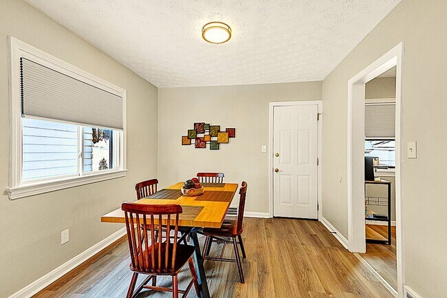 Building Photo - 3 BED 1 BATH SINGLE FAMILY HOME IN BEAUTIFUL SOUTH EUCLID!