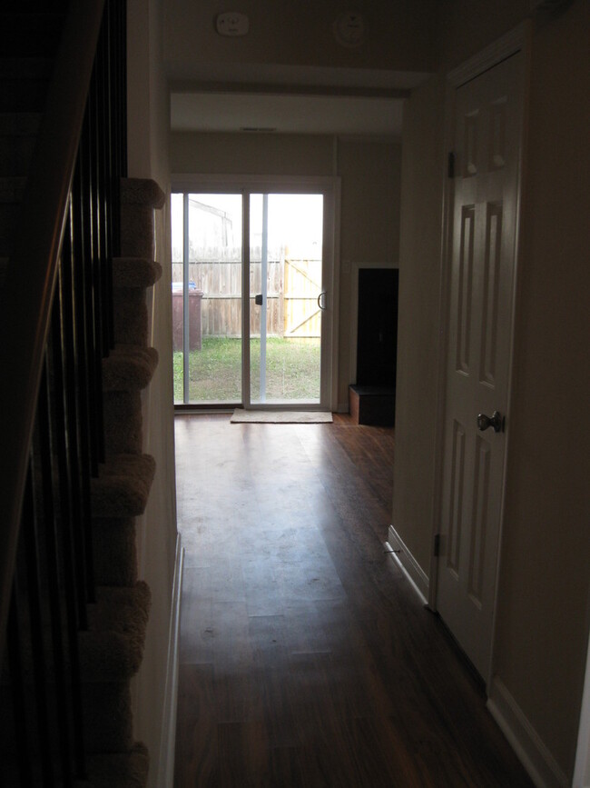 Foto del edificio - 2BR townhouse in the Western Branch area