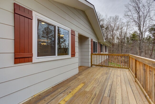 Building Photo - Spacious 5 Bedroom Home in Ooltewah with Basement & Workshop!