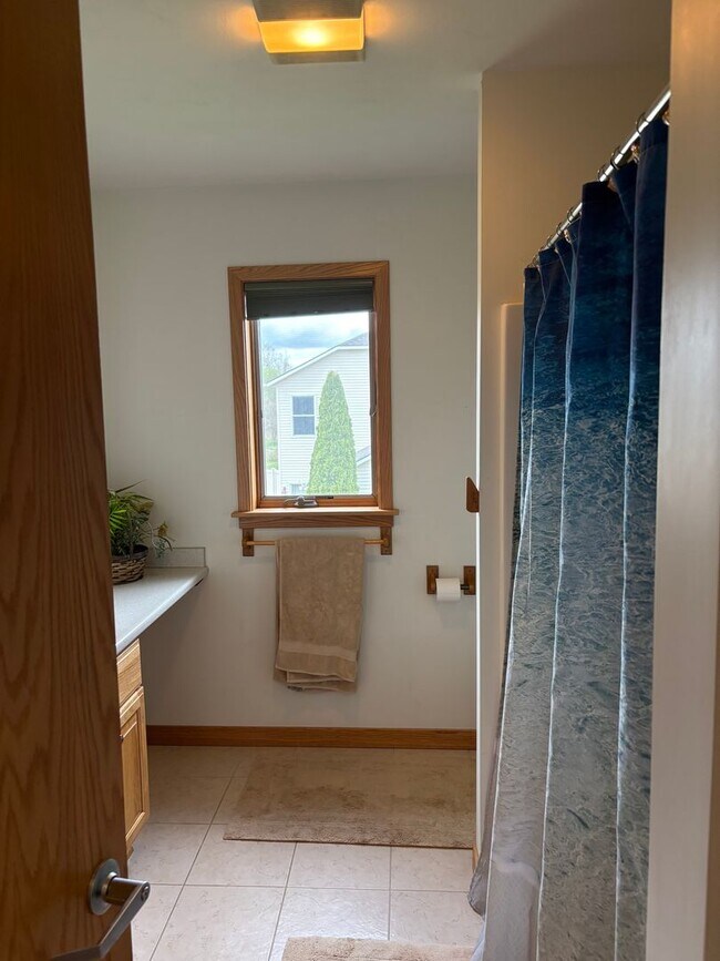Foto del edificio - Large 4BR/2.5 BA Home w/ large yard & Central AC