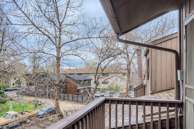 Building Photo - Convenient 2 BDR / 2.5 BA near all things ...