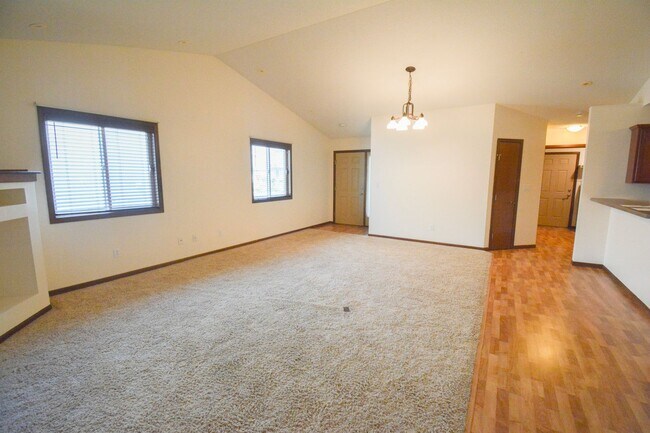 Building Photo - Charming 2 Bed, 2 Bath Townhome – One-Leve...