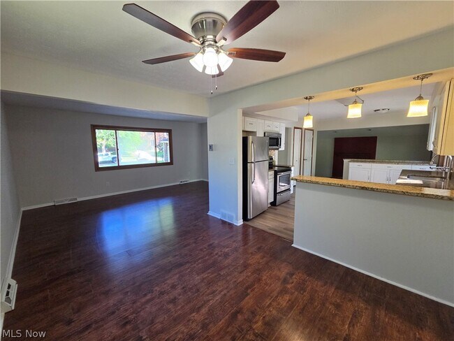 Foto del edificio - 2540 Charney Rd