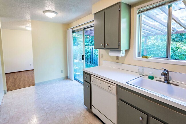 Building Photo - 2729 SE 63rd Ave